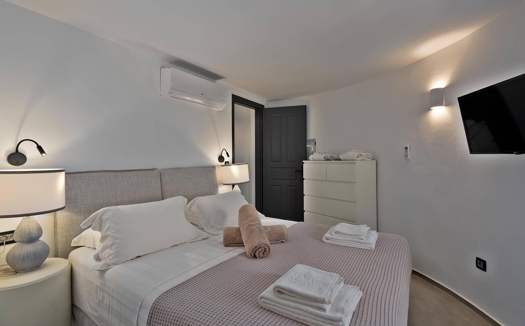 Topos Exclusive Villas & Suites | Santorini, Mykonos